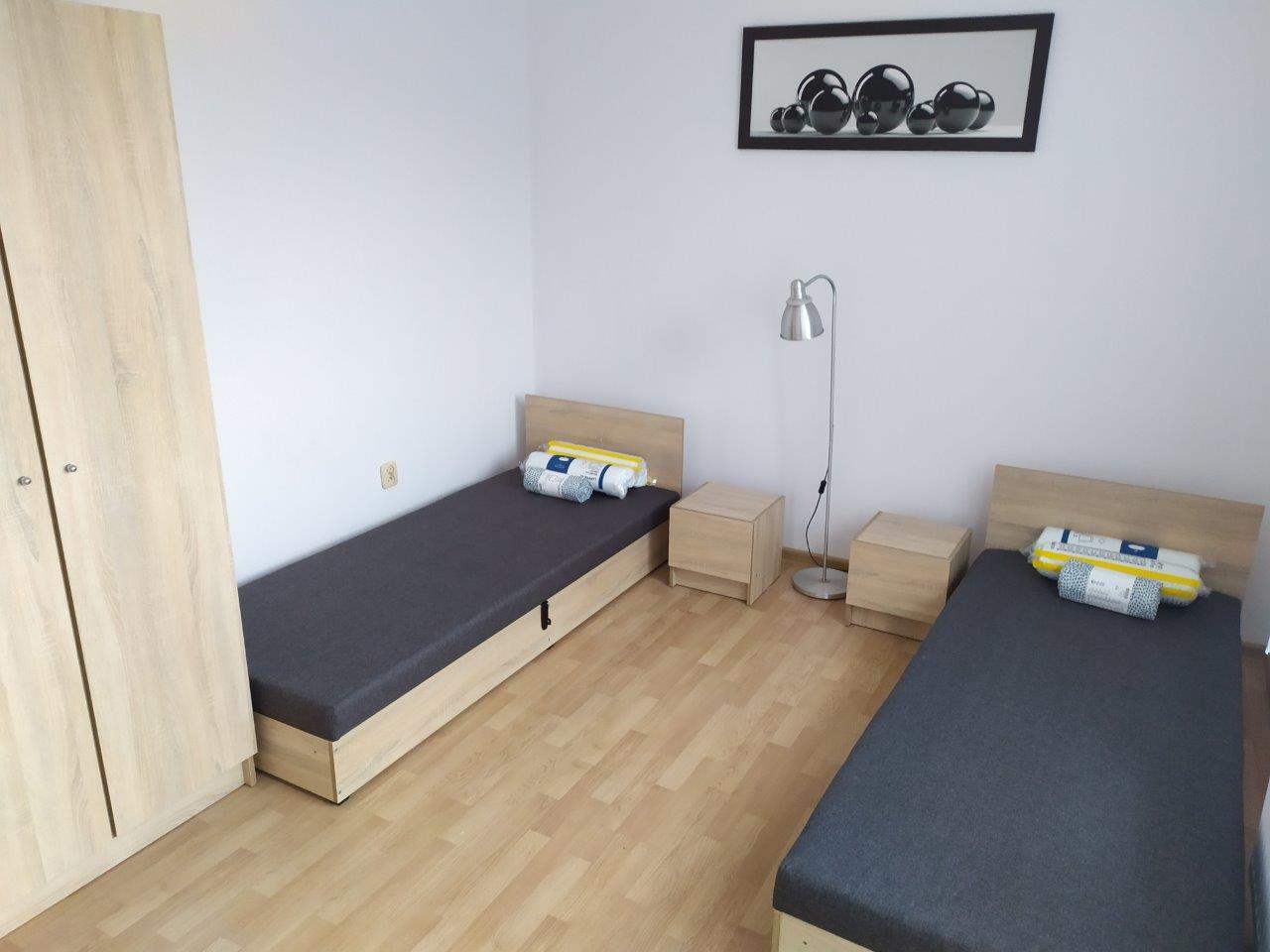 Pokój dwuosobowy z szafą